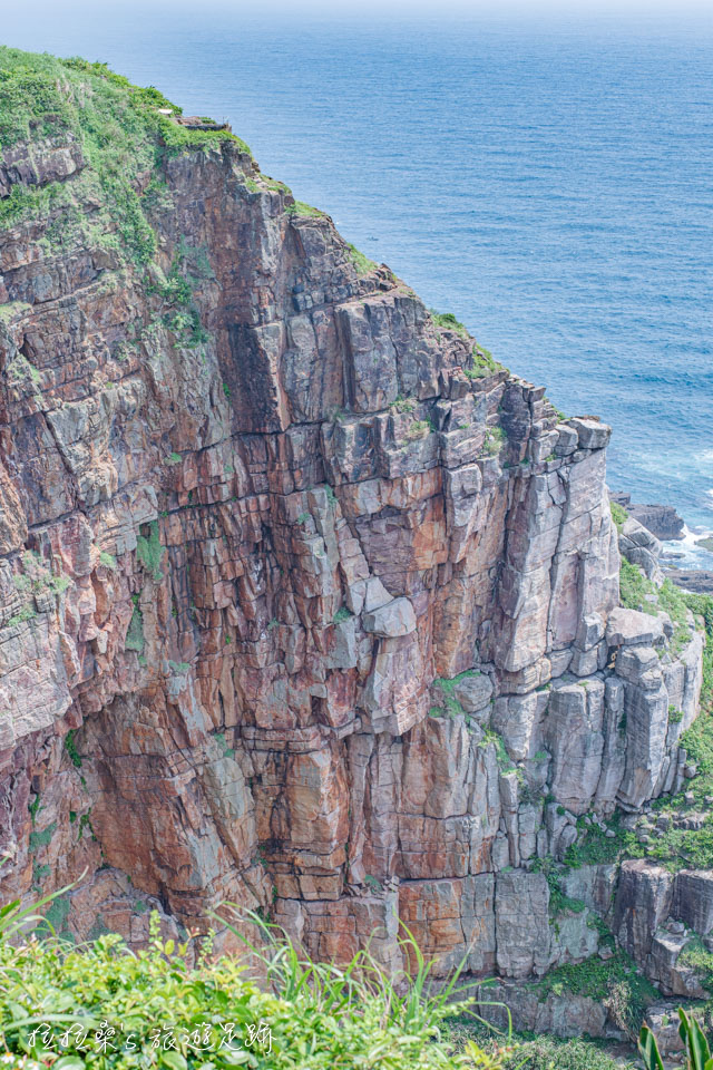 龍洞岬步道的峭壁非常壯麗，記錄著約三千五百萬年的地理歷史