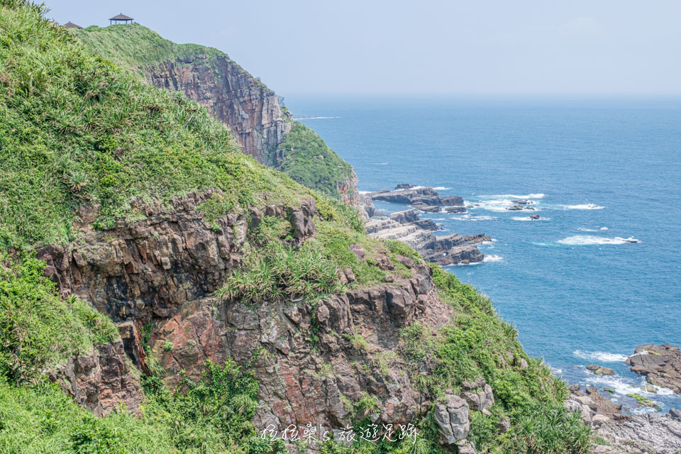 龍洞岬步道最具特色的峭壁岩層