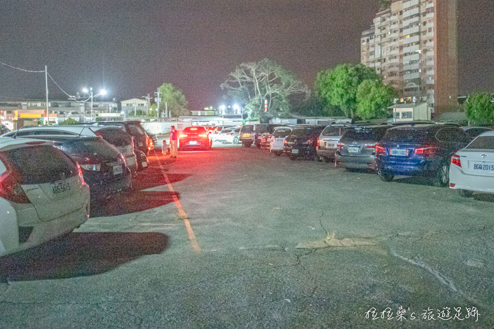 南投埔里城觀光夜市裡設有免費汽機車停車場