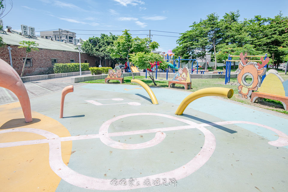 彰化鹿港鎮立兒童公園有著各種小孩愛的遊樂設施