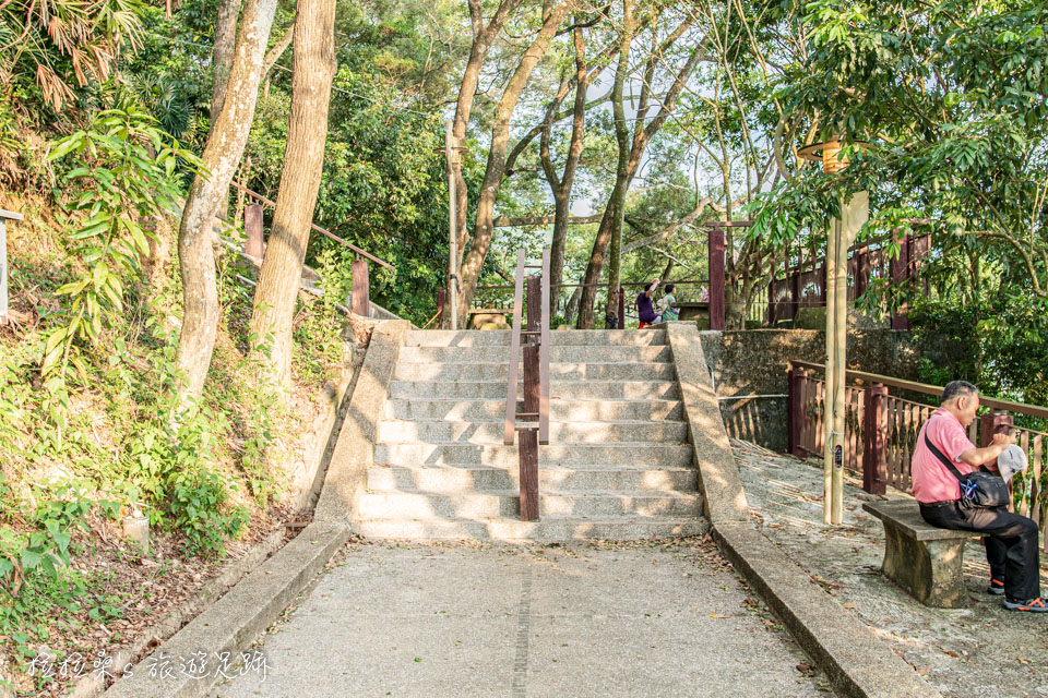 沿著虎頭山步道上山就能抵達台灣地理中心碑