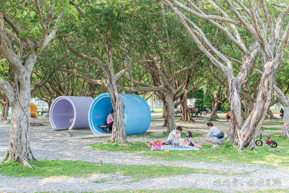 台北花博公園新生園區的樹蔭下超適合帶孩子們來野餐