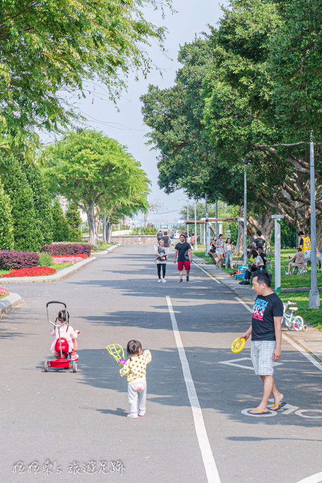 寬闊的台北花博公園新生園區很適合騎單車