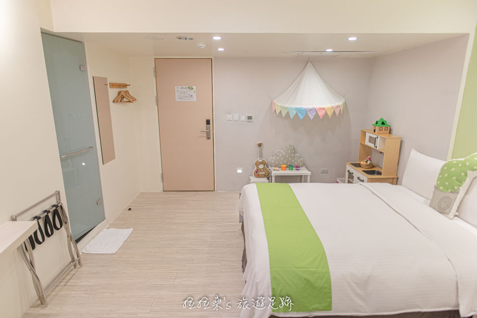 台中葉綠宿旅館的童趣親子房乾淨又寬敞