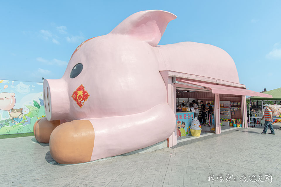 嘉義三隻小豬觀光農場的超大粉紅豬也是個小賣部