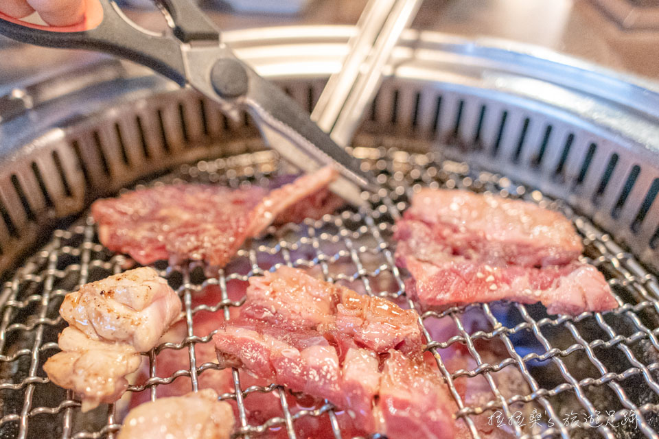 台中森森燒肉中科店有提供食物剪刀