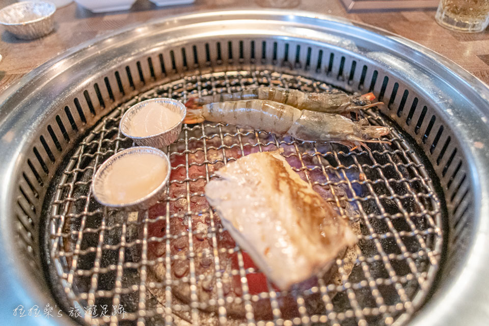 台中森森燒肉中科店的根島履歷草蝦、北海道干貝